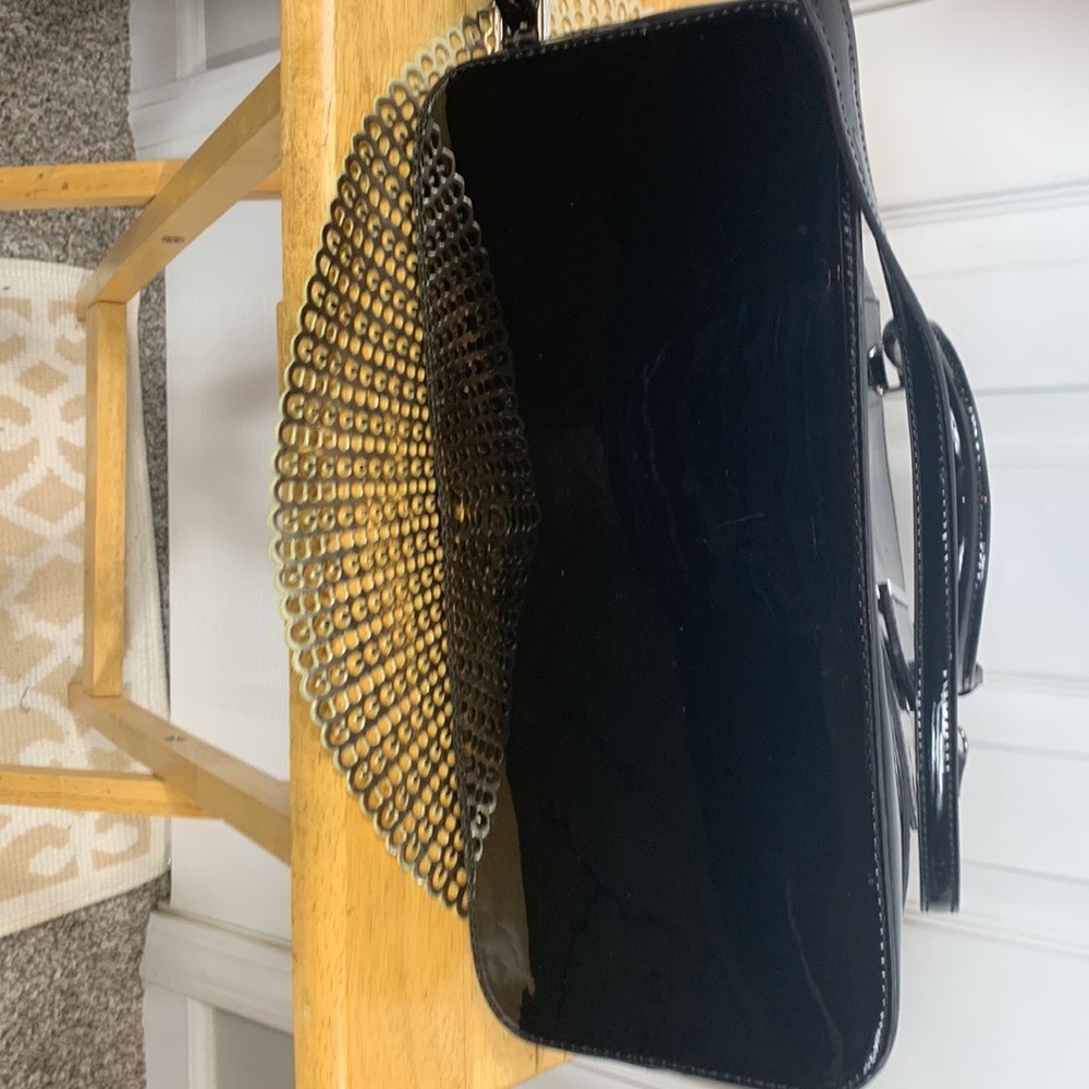 Guess 100 PU black purse zipper for closure.Short and long straps 4 areas inside - Picture 6 of 8